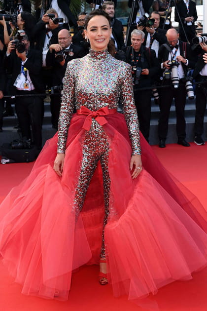 Bérénice Bejo en combinaison à paillettes et jupe rouge en tulle fendue