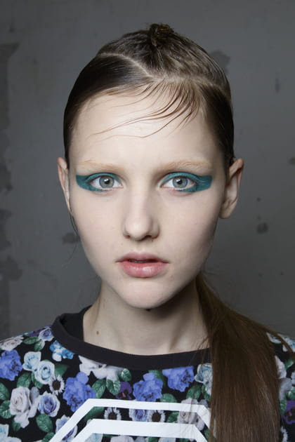 Le regard surlign&eacute; vert turquoise