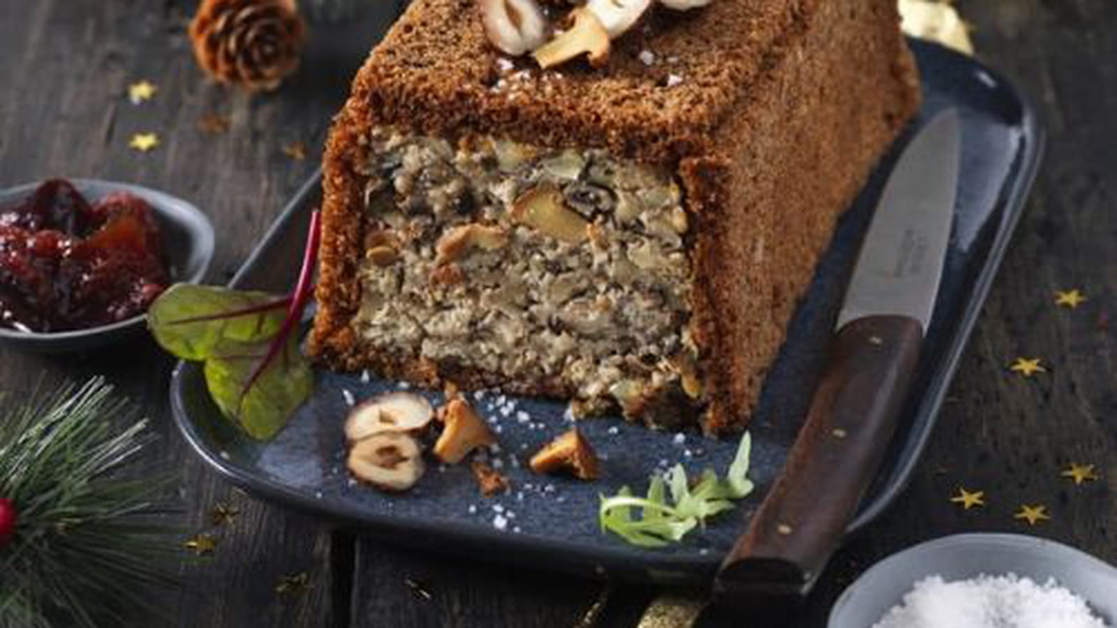 Terrine Végane aux girolles, noisettes, marrons et pain d'épices accompagnée d’un chutney de figues