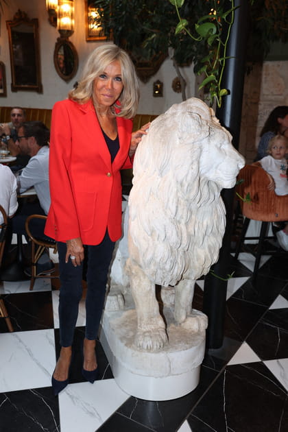 Brigitte Macron en blazer corail et top noir