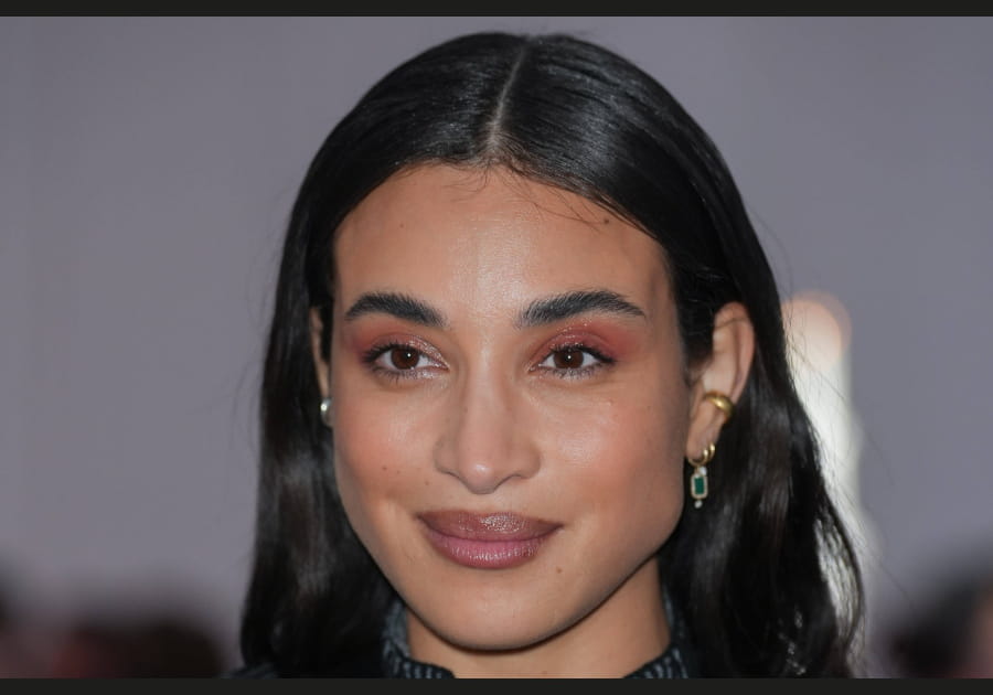 Les sourcils lift&eacute;s de Cam&eacute;lia Jordana