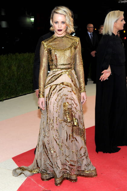 Rachel McAdams en robe or paillet&eacute;e