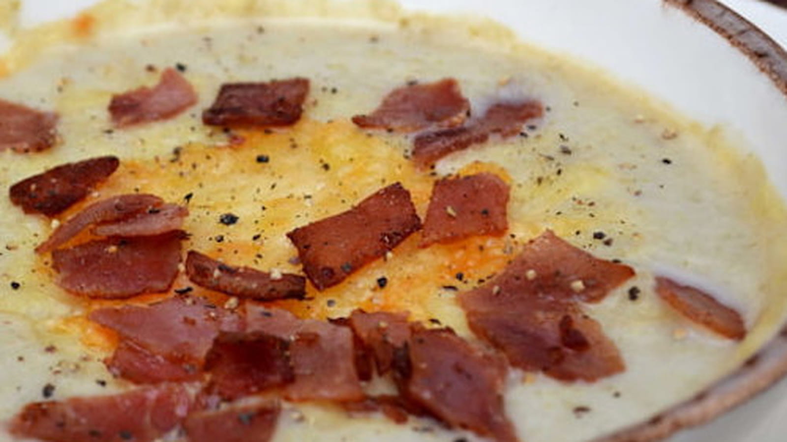 Soupe aux chicons gratinée à l'emmental et croustillants de jambon cuit
