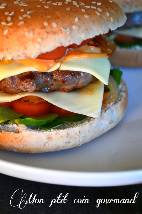 Burger au fromage et oignons caramélisés