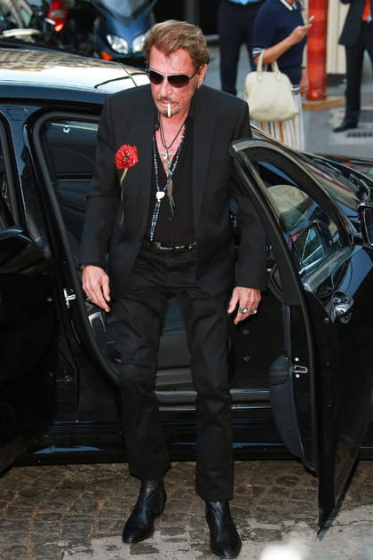 Johnny Hallyday en veste noire brodée d'un coquelicot