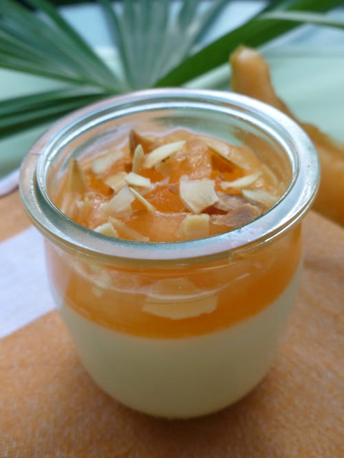 Panna cotta au melon, miel et amandes grillées
