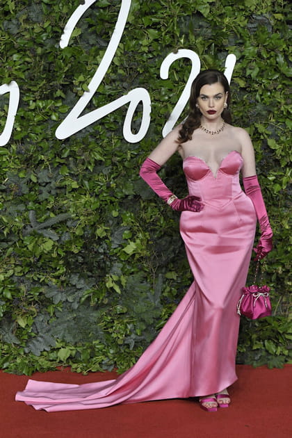 Charli Howard en robe rose