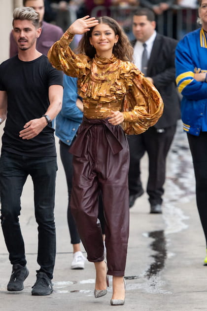 Zendaya en blouse à volants et pantalon en cuir