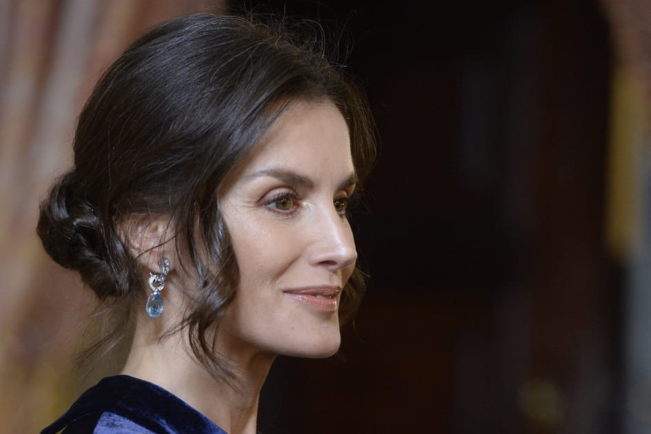 Le chignon bas structur&eacute; de Letizia d'Espagne