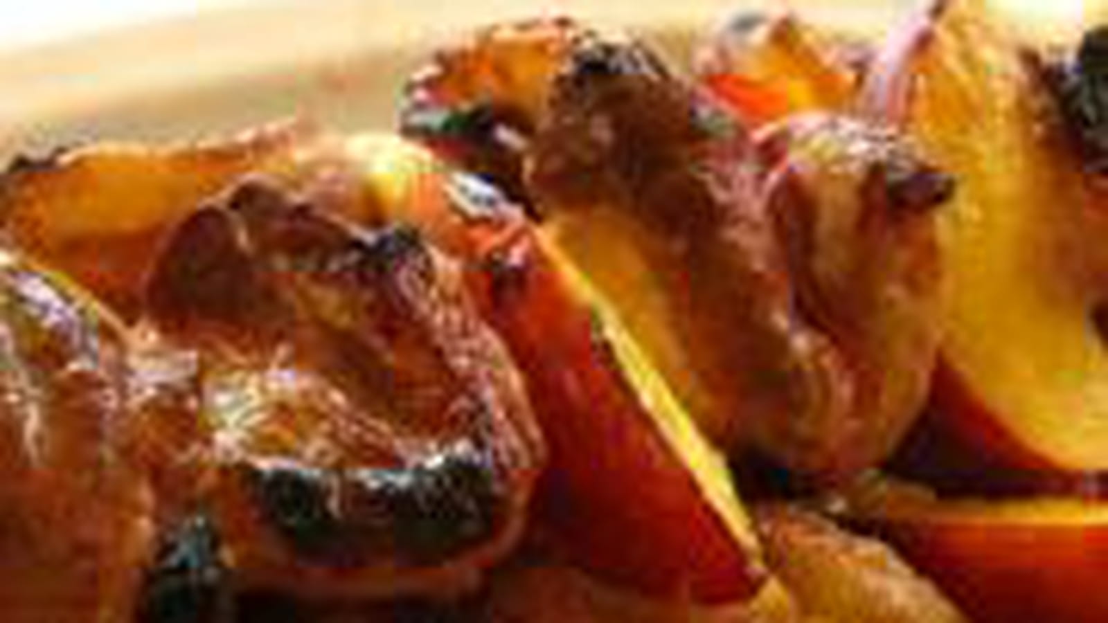 Brochettes de canard au miel et aux pêches