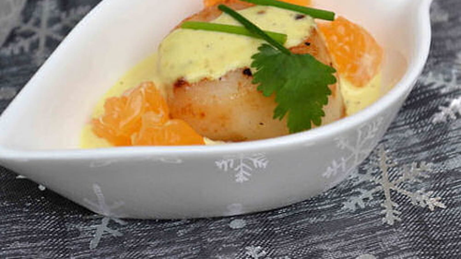 Mise en bouche de noix de Saint-Jacques snackées aux clémentines et sauce au curry