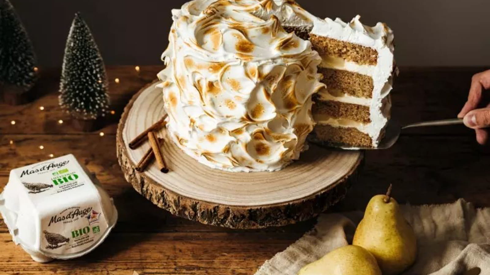 Gâteau de noël aux épices et poires surmonté de sa meringue flambée