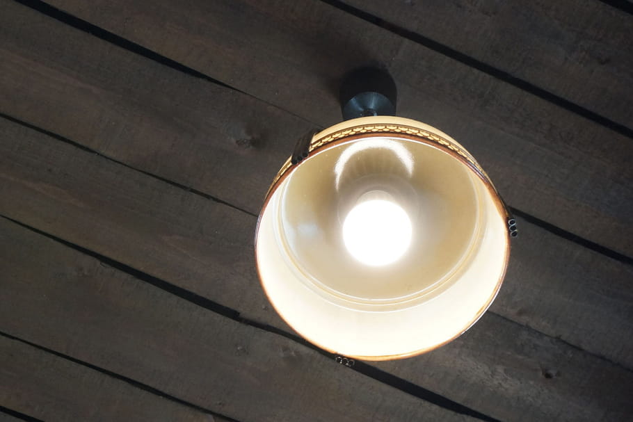 Ampoules LED : attention à vos yeux