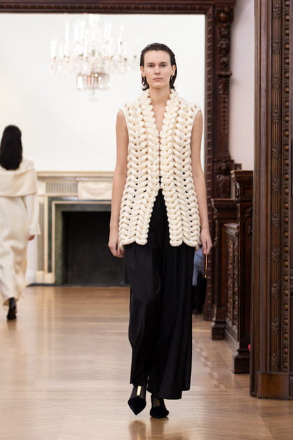 Jupe longue noire et cardigan blanc &agrave; grosses mailles&nbsp;aper&ccedil;us sur le d&eacute;fil&eacute; Bevza