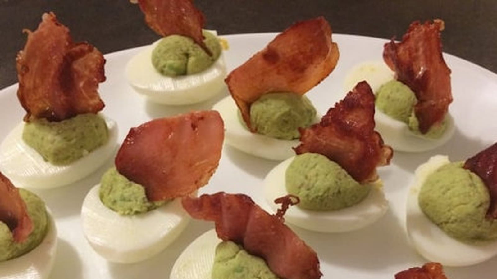 Oeufs au jambon et avocat