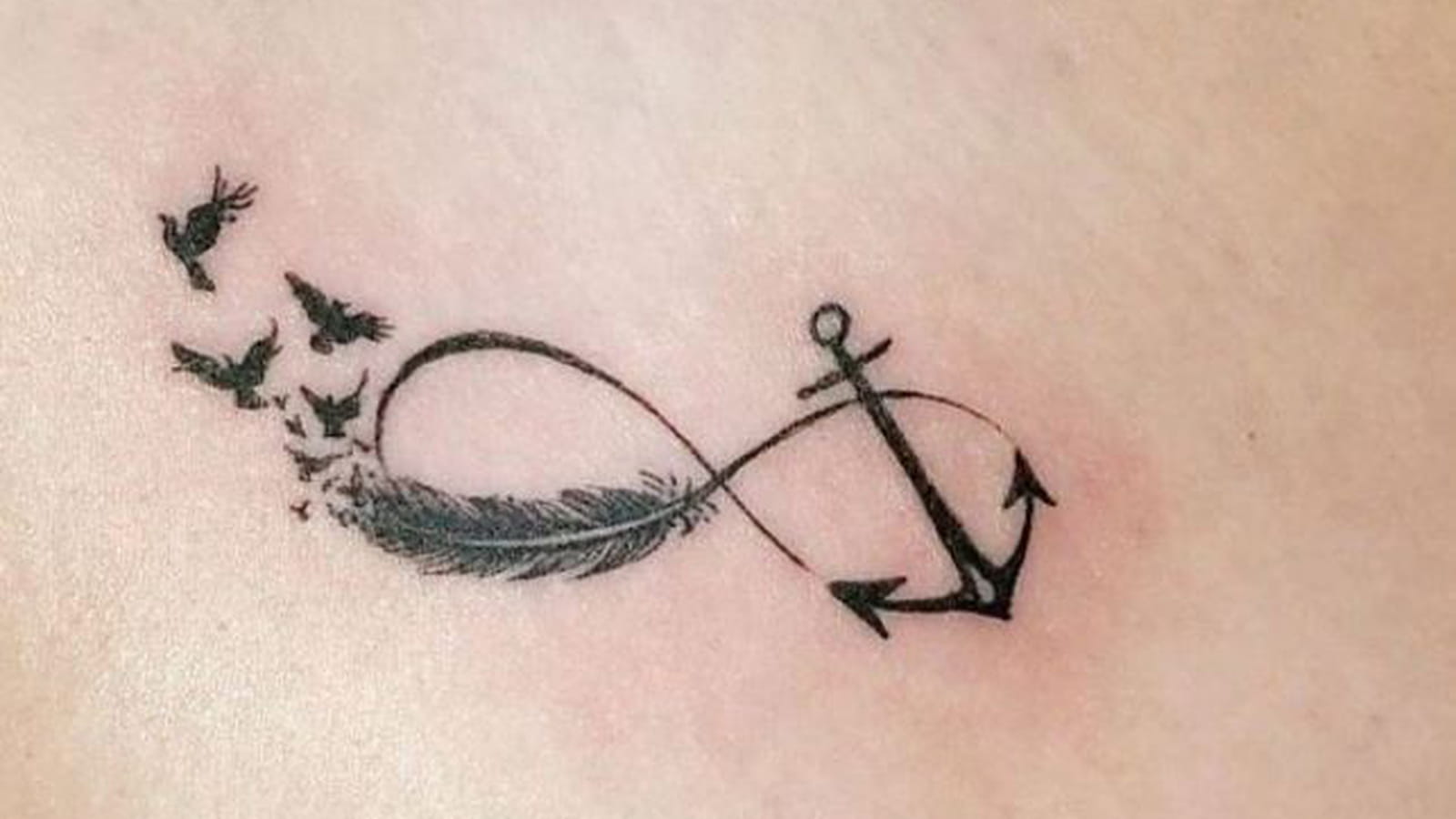Ancre, plume et oiseaux infinis sous la clavicule