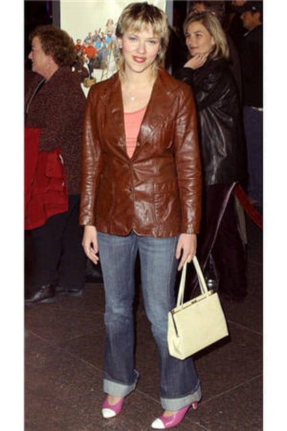 Scarlett Johansson en veste en cuir marron et jean &agrave; revers
