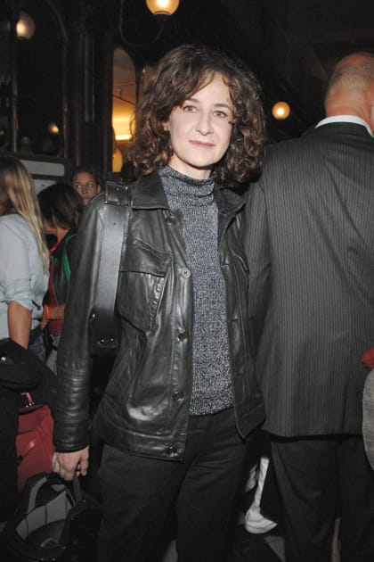 Valérie Lemercier en veste en cuir et pull gris