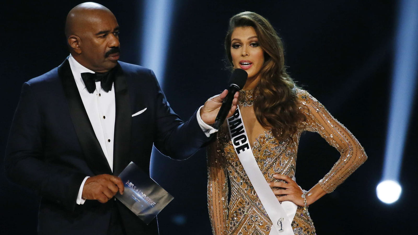 Iris Mittenaere au micro de l'animateur de la cérémonie