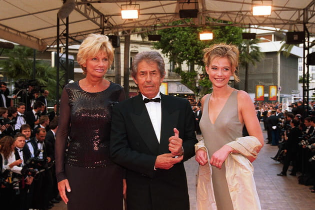 Mont&eacute;e des marches avec sa femme Maryse et Flavie Flament, en 1999