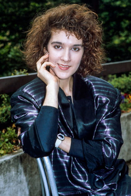 C&eacute;line Dion en blazer satin&eacute; &agrave; rayures