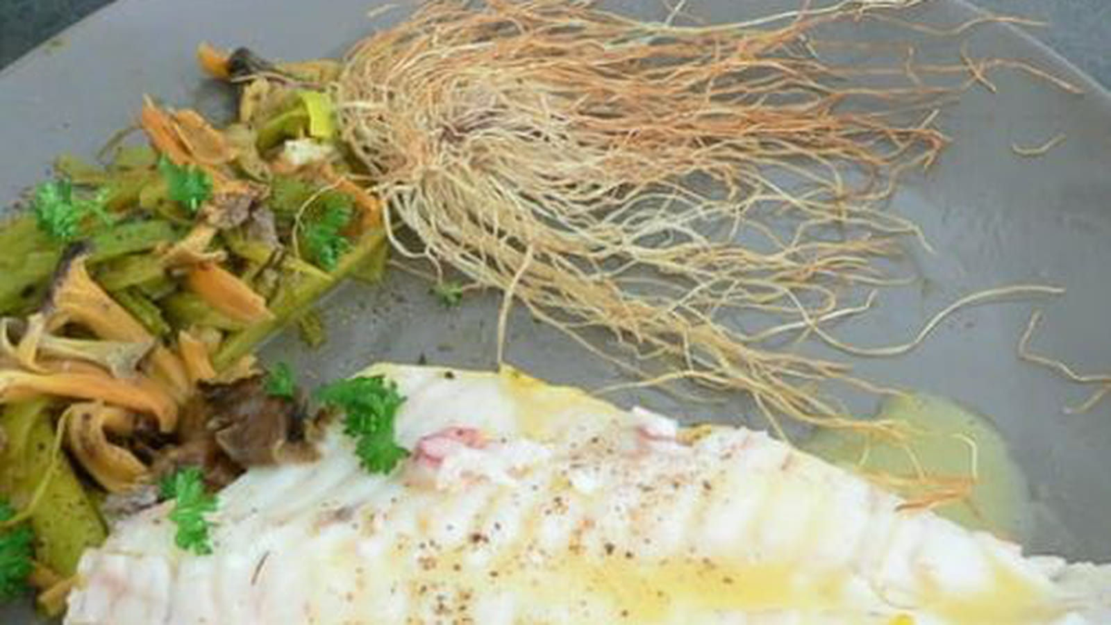 Papillote de pageot aux poireaux et chanterelles