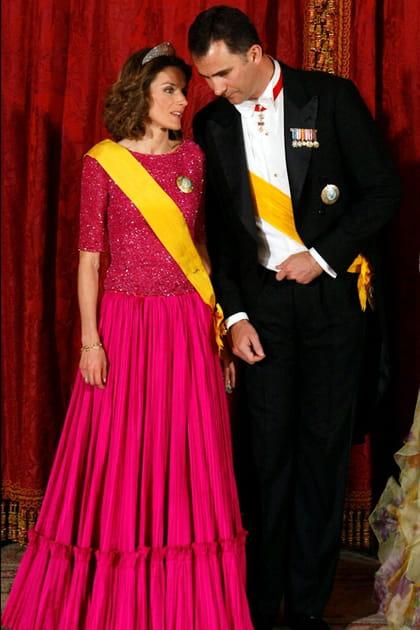 Letizia d'Espagne en haut &agrave; paillettes manches trois-quarts et jupe longue rose pliss&eacute;e