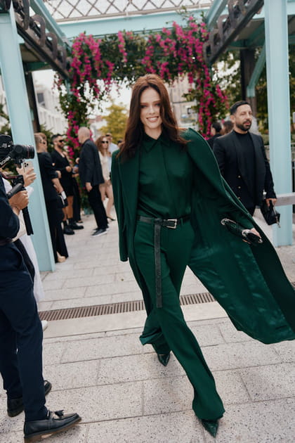 Coco Rocha en costume vert sapin au d&eacute;fil&eacute; Michael Kors printemps-&eacute;t&eacute; 2024