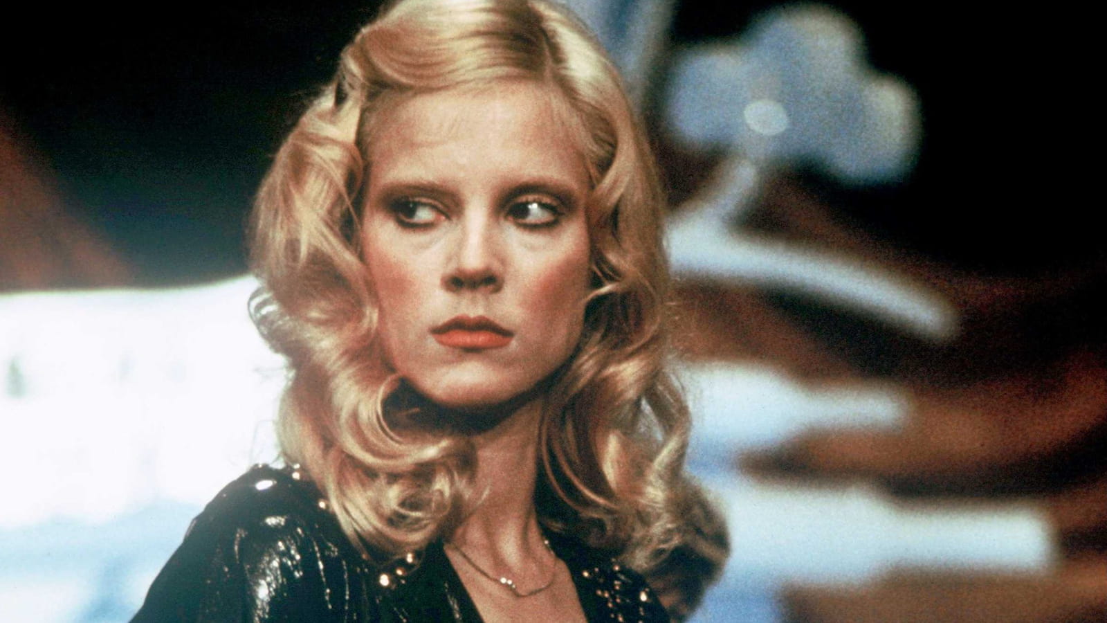 Sylvie Vartan et ses ceveux bouclés avec une barrette