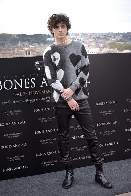 Timothée Chalamet en pantalon en cuir et pull gris à motif cœurs 