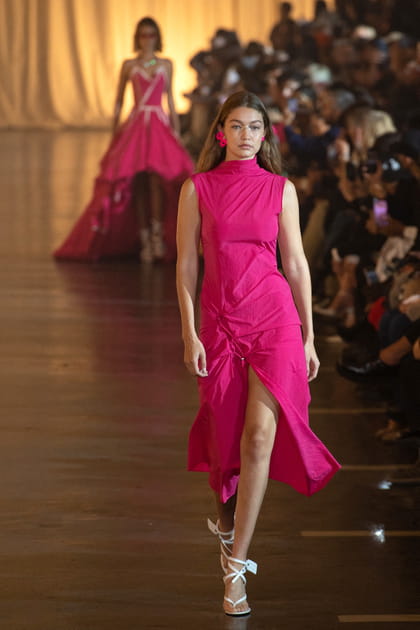 Gigi Hadid lors du d&eacute;fil&eacute; Off-White printemps-&eacute;t&eacute; 2020