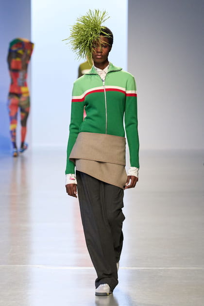 Veste zippée verte et pantalon loose aperçus sur le défilé Zomer