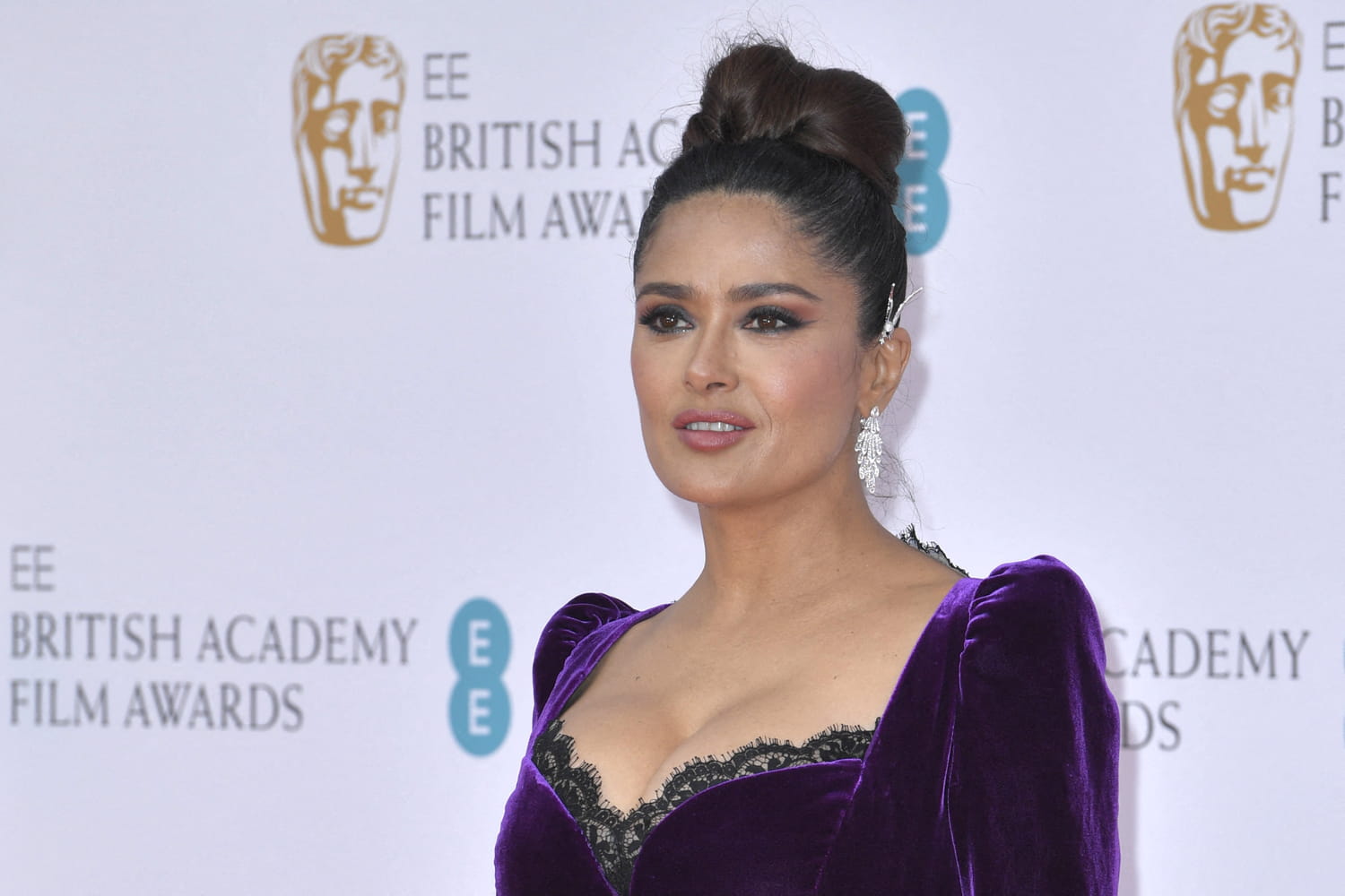 Salma Hayek, sculpturale, prend la pose dans un bikini noir
