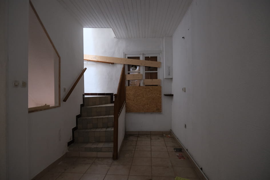 Avant&nbsp;: une petite chambre v&eacute;tuste avec escalier