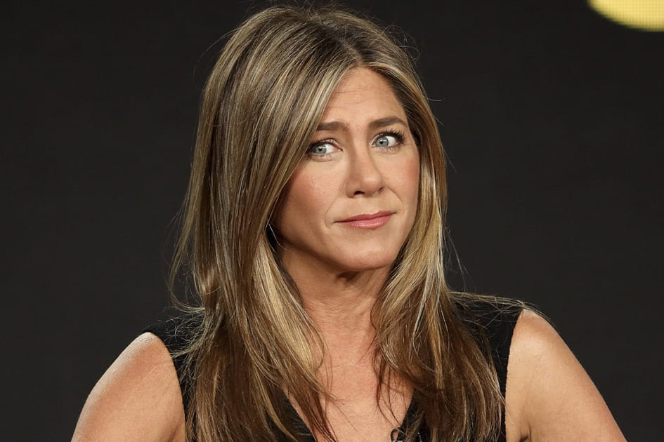 Les cheveux effet destructur&eacute; de Jennifer Aniston