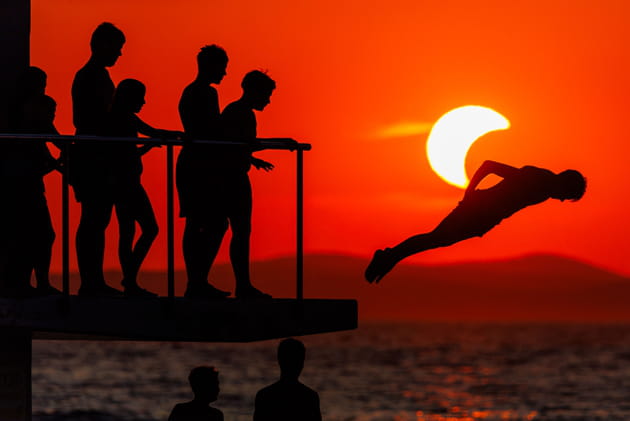 En Croatie, l'&eacute;clipse entra&icirc;ne une photo irr&eacute;elle&nbsp;: une baignade sous le Soleil noir