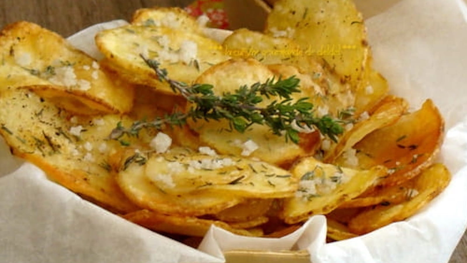 Pommes de terre en chips rôties au thym et gros sel