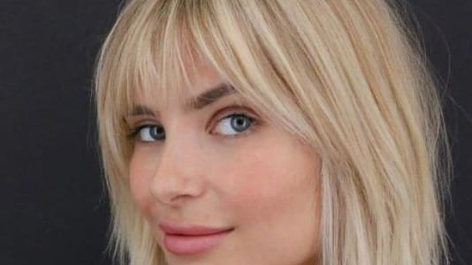 Frange effilée et carré blond polaire