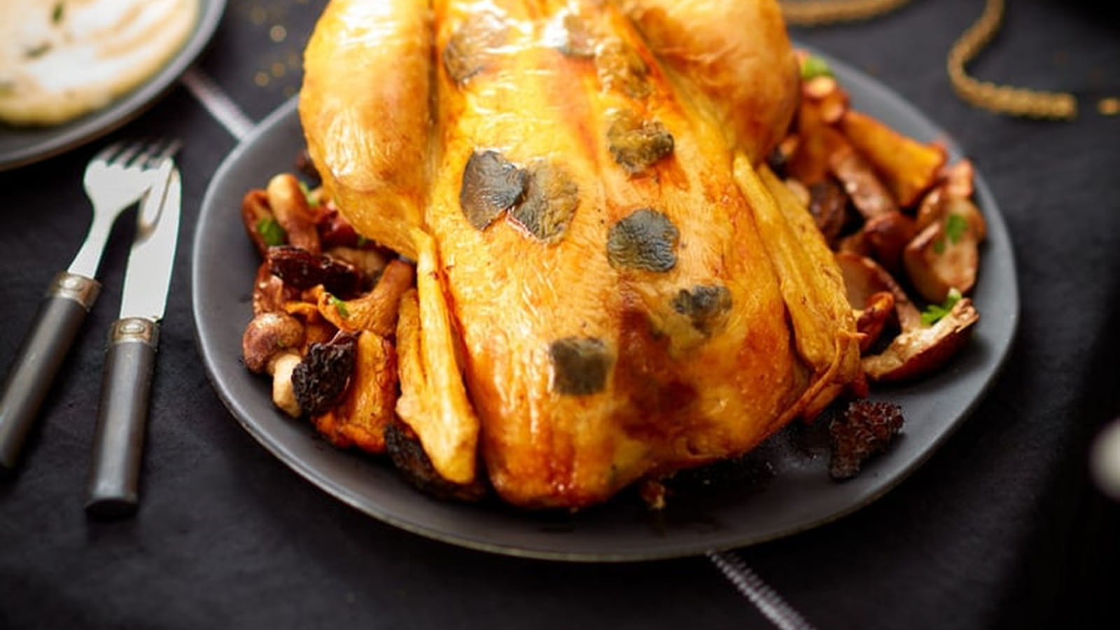 Poularde truffée sous la peau et poêlée de champignons forestiers 