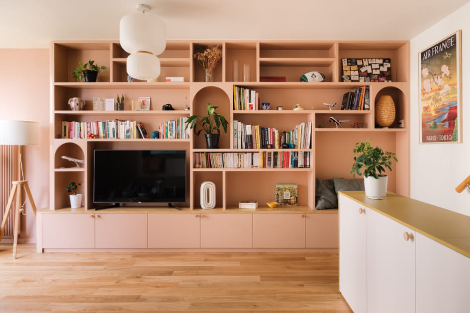 Apr&egrave;s&nbsp;: un salon avec une belle biblioth&egrave;que qui int&egrave;gre la TV