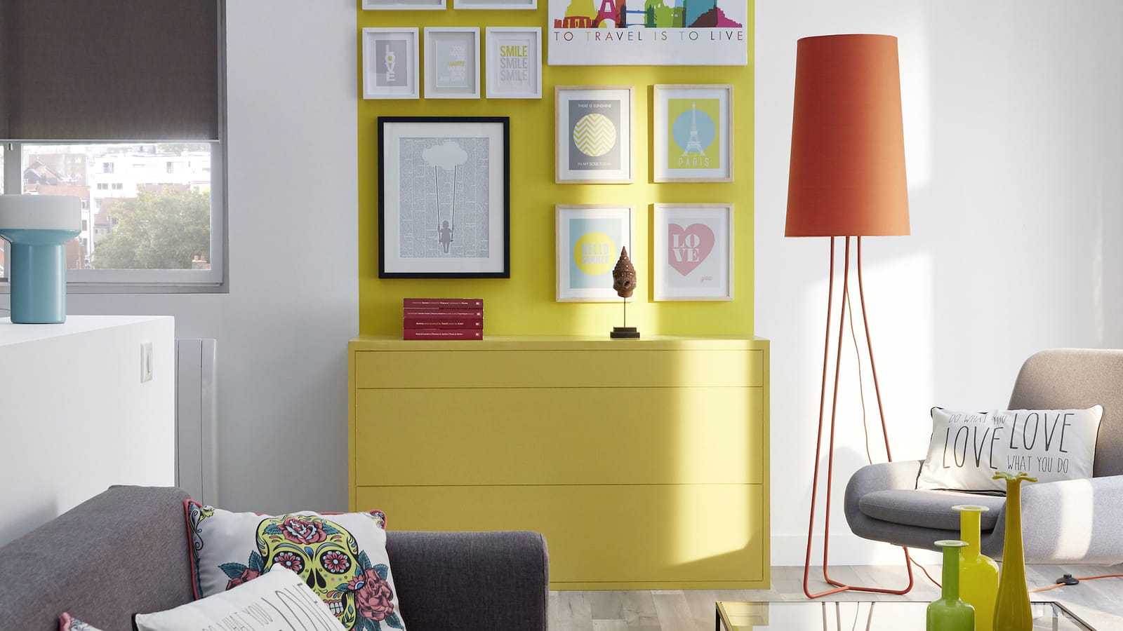 Salon avec touche de jaune
