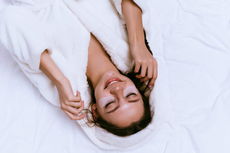 Comment (et pourquoi) booster sa routine beauté la nuit ?