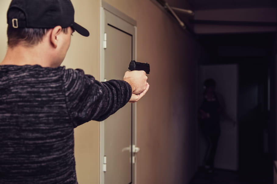 Un policier abat son ex de 3 balles sous les yeux de son fils... et comparaît 3 ans après