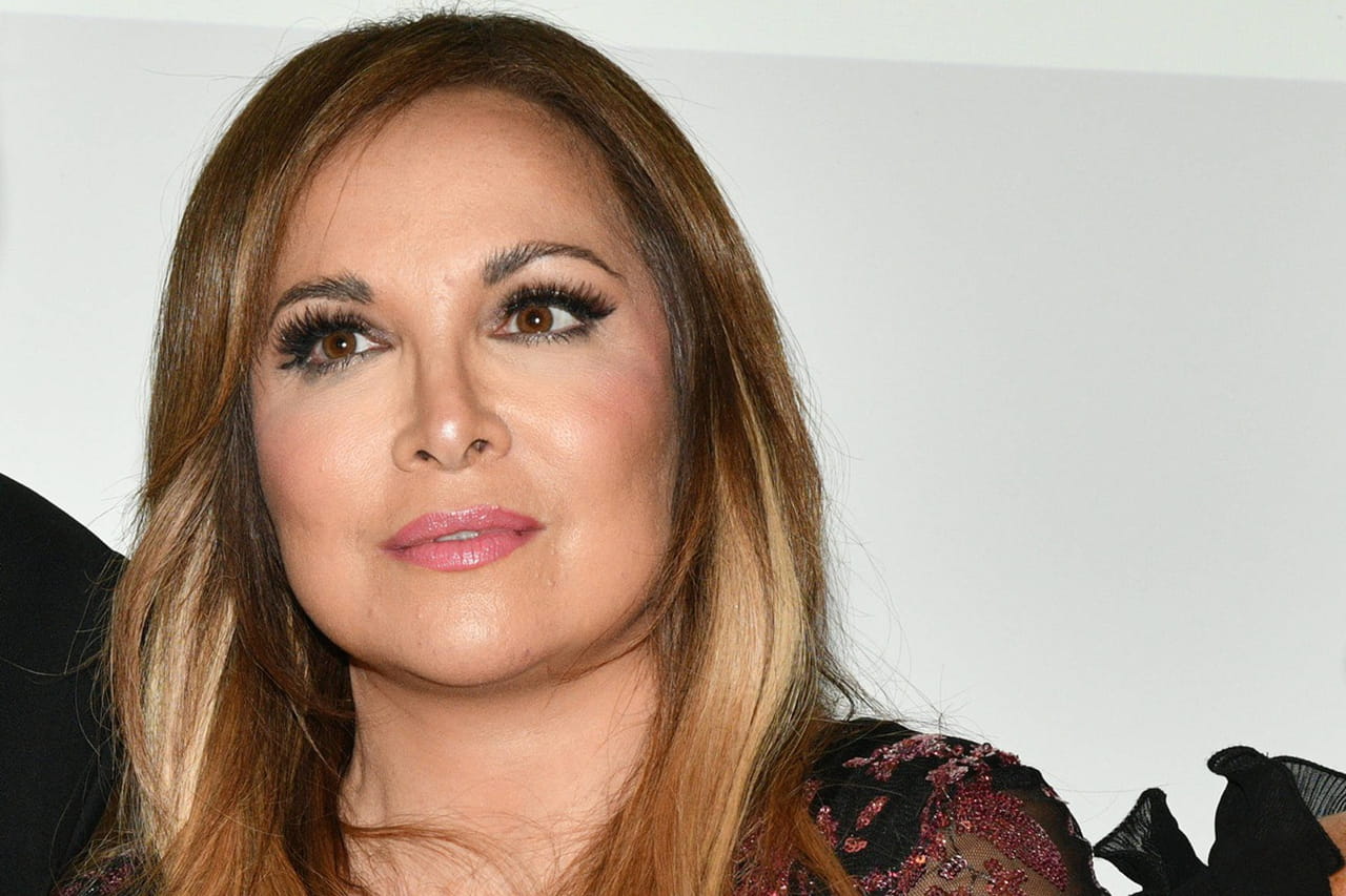 Ã€ 54Â ans, HÃ©lÃ¨ne SÃ©gara attire la lumiÃ¨re avec une robe noire pensÃ©e dans les...