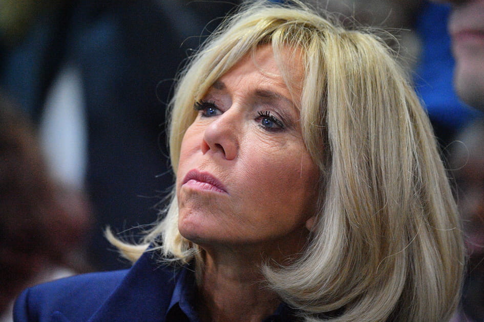 Brigitte Macron, subjuguante avec ses cils courb&eacute;s