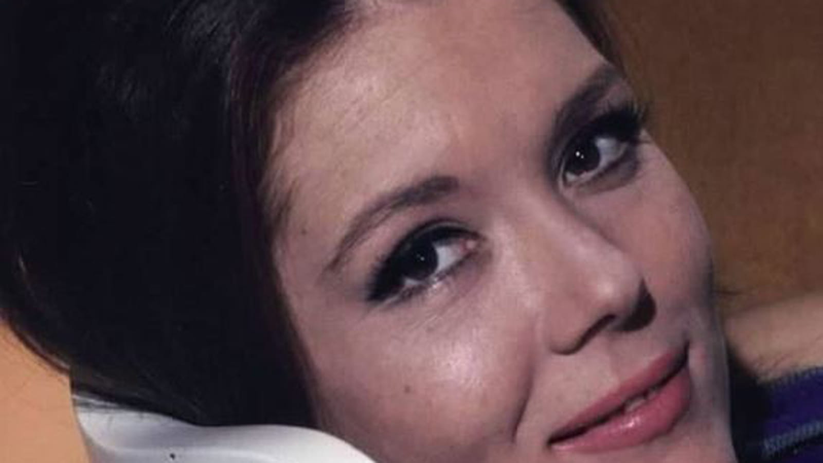 Diana Rigg fixe l'objectif