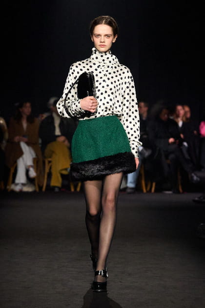Jupe verte &agrave; volant noir et top &agrave; pois noir et blanc&nbsp;aper&ccedil;us sur le d&eacute;fil&eacute; MSGM