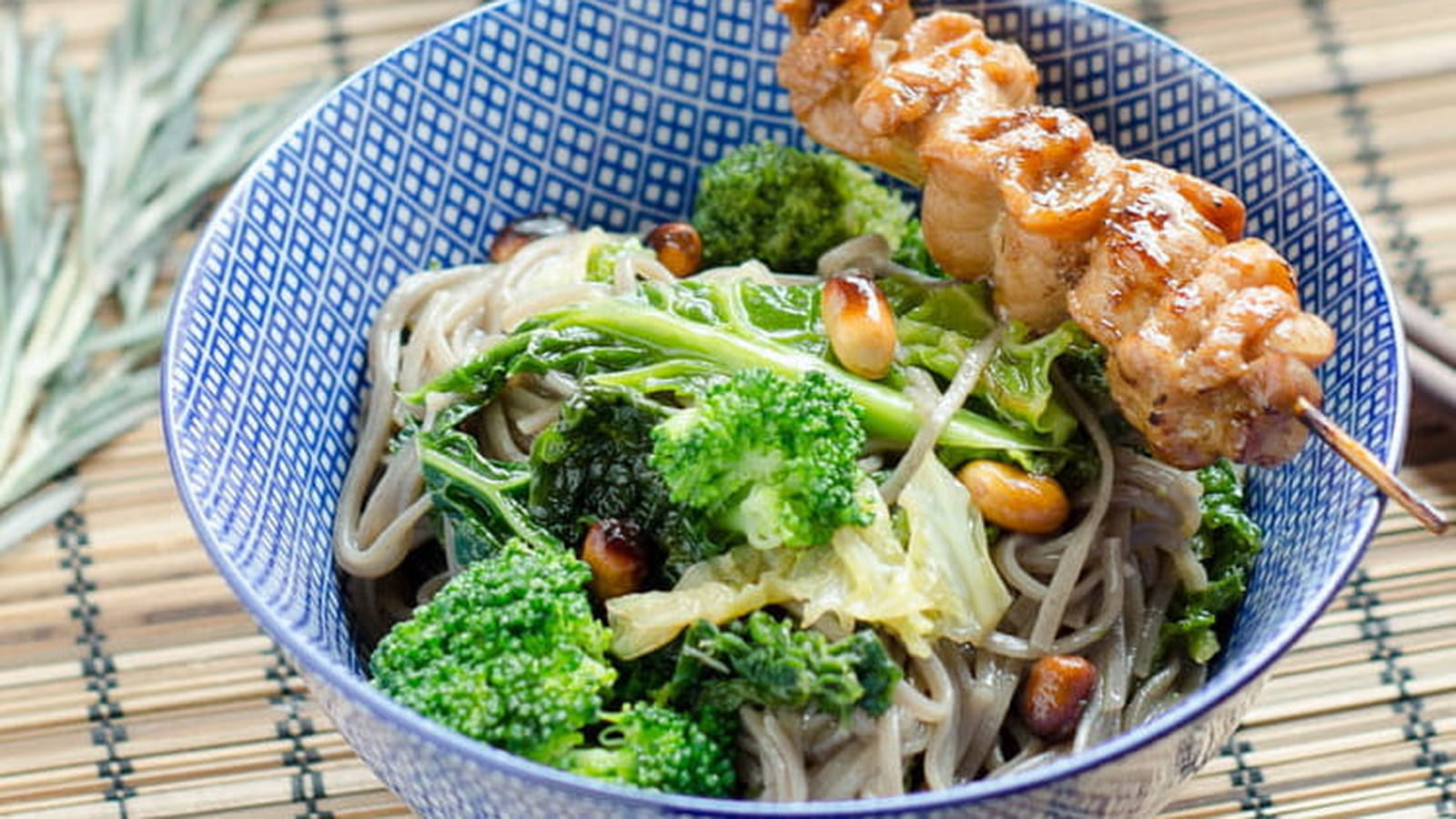 Nouilles soba sautées au chou et brocoli, yakitori de porc au romarin