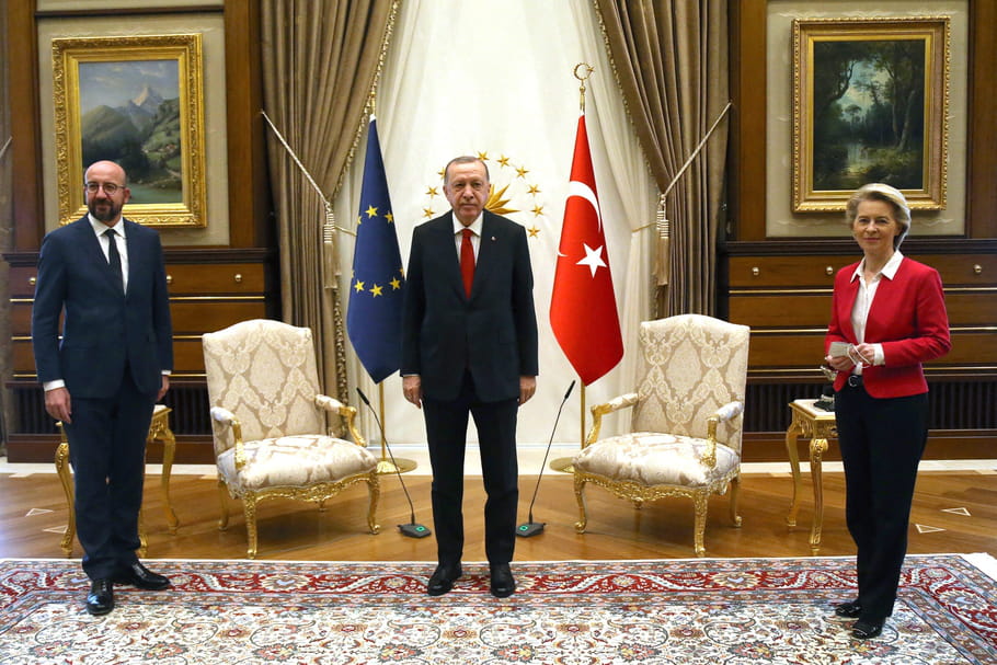 Ursula von der Leyen, privée de chaise en Turquie : malséance au sommet