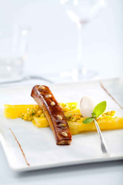 Grillade de foie gras acidulé au fruit de la passion, tartare de mangue et sorbet litchi